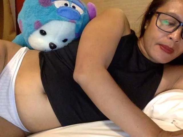 Emerald8585 on BongaCams 