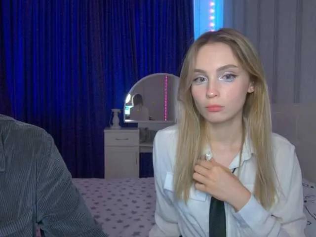hollyJoys on BongaCams