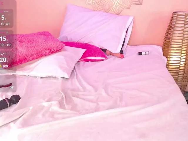 NicolleWillow on BongaCams