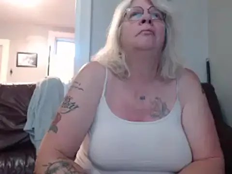 canadiancougar1965 on StripChat 