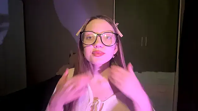 EmiIyKitty on StripChat