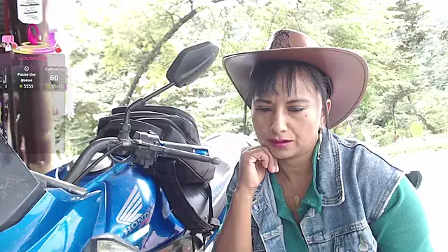 esmeralda_li on StripChat 