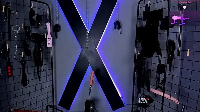 MissKara_Ariana_bdsm on StripChat 