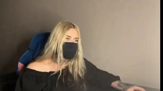 UnaXyling — stream with yoga and a mat